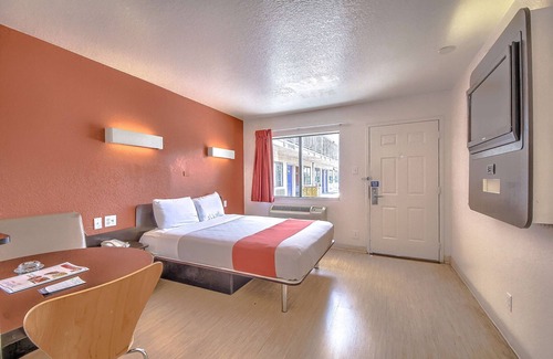 Wetmore Hotel | Motel 6 San Antonio, TX - Fiesta