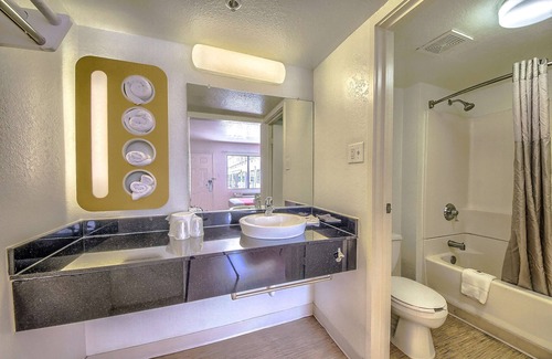 Wetmore Hotel | Motel 6 San Antonio, TX - Fiesta