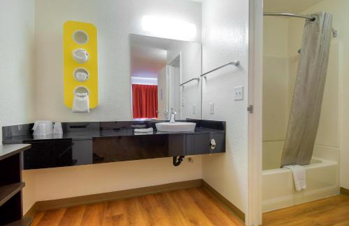 Mission Valley West Hotel | Motel 6-San Diego, CA - Hotel Circle - Mission Valley
