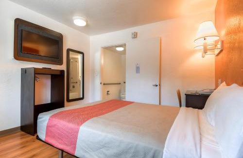Mission Valley West Hotel | Motel 6-San Diego, CA - Hotel Circle - Mission Valley