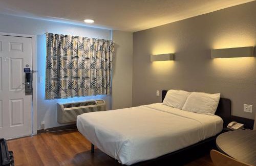 Simi Valley Hotel | Motel 6-Simi Valley, CA