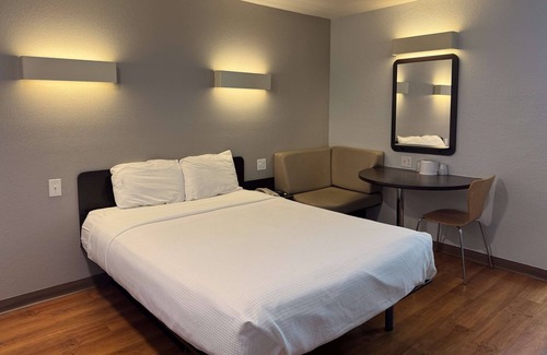 Simi Valley Hotel | Motel 6 Simi Valley, CA