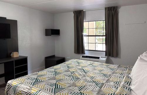 Tallahassee Hotel | Motel 6 Tallahassee, FL North Monroe
