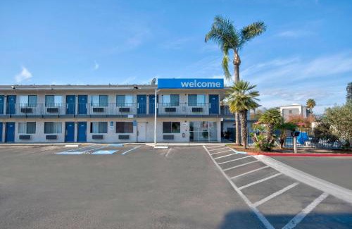 Tulare Hotel | Motel 6-Tulare, CA