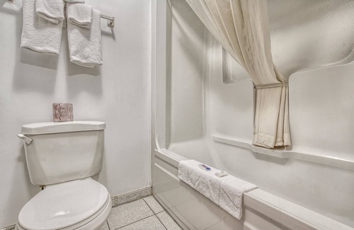 Windsor Hotel | Motel 6 Windsor, ON