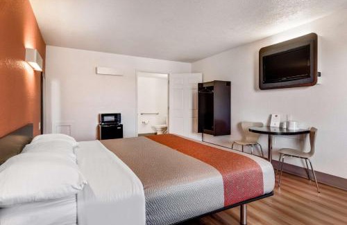 Youngstown Hotel | Motel 6-Youngstown, OH