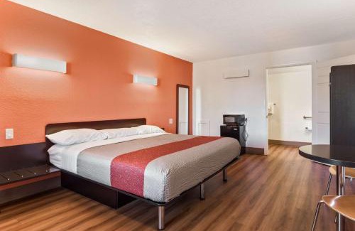 Youngstown Hotel | Motel 6-Youngstown, OH