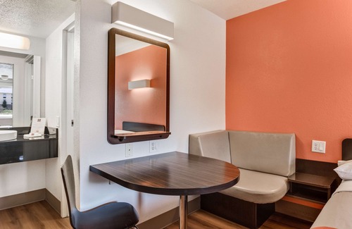 Youngstown Hotel | Motel 6 Youngstown, OH