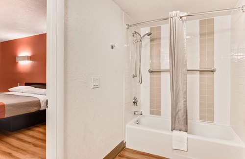 Youngstown Hotel | Motel 6 Youngstown, OH