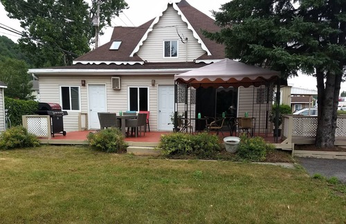 Ste Anne de Beaupre Hotel | Motel Hibiscus