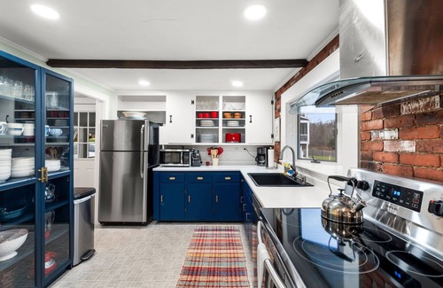 Newbury House | Mothertree Farmhouse | Sleeps 10 Games Firepit