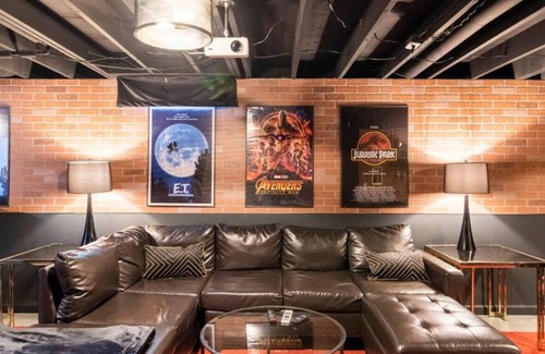 Warren Apartment | Motown Chic + Movie Lounge >15 min to Detroit
