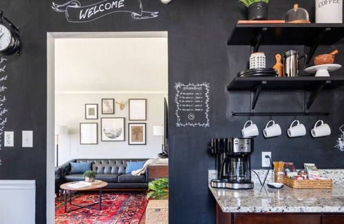 Warren Apartment | Motown Chic + Movie Lounge >15 min to Detroit