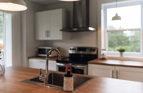 Saint-Leonard-de-Portneuf House | Mountain View, Hot Tub, Trail Access, Spa