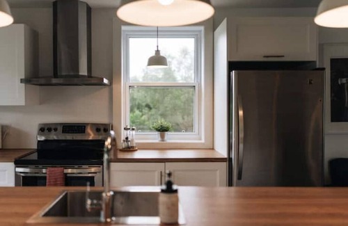 Saint-Leonard-de-Portneuf House | Mountain View, Hot Tub, Trail Access, Spa