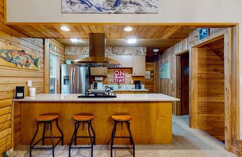 Government Camp House | Mount Hood getaway with private hot tub & backyard trail access!