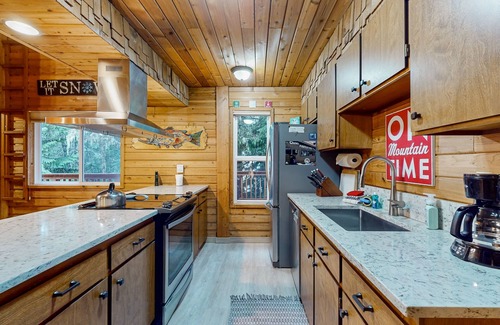 Government Camp House | Mount Hood getaway with private hot tub & backyard trail access!