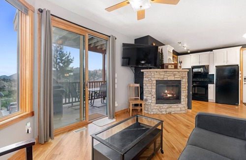 Estes Park Condo | Mount Nimbus w/HOT TUB at Marys Lake!