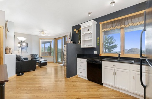 Estes Park Condo | Mount Nimbus w/HOT TUB at Marys Lake!