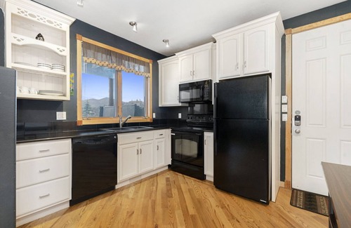 Estes Park Condo | Mount Nimbus w/HOT TUB at Marys Lake!