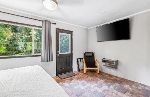 Quilcene Apartment | Mount Walker Suite, Room 12 at Mount Walker Inn