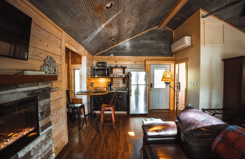 Mid America Cabin | Mountain Air Treehouse - Starlight Haven