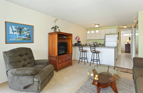 Waikiki Condo | Mountain and Golf Course Views! Washer/dryer, A/C, FREE Wi-Fi and Parking!