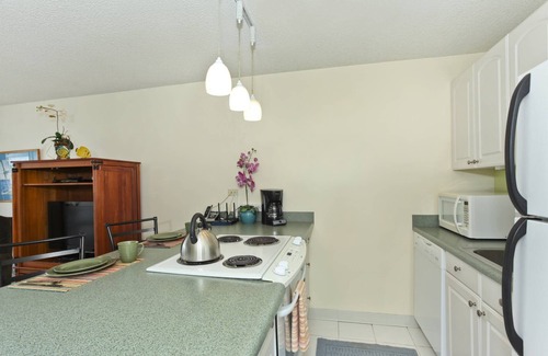 Waikiki Condo | Mountain and Golf Course Views! Washer/dryer, A/C, FREE Wi-Fi and Parking!
