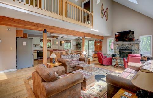 Eidelweiss Village House | Mountain and Lake Getaway
