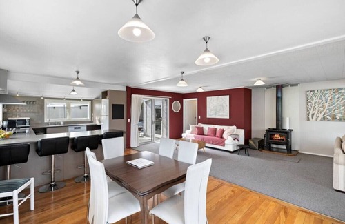 Frankton House | Mountain and lake views, loads of parking and a wood burning fire