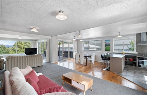 Frankton House | Mountain and lake views, loads of parking and a wood burning fire