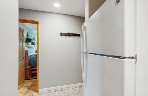 Eagle Apartment | Mountain apartment close to adventure, with shared fire pit, gym, and BBQ