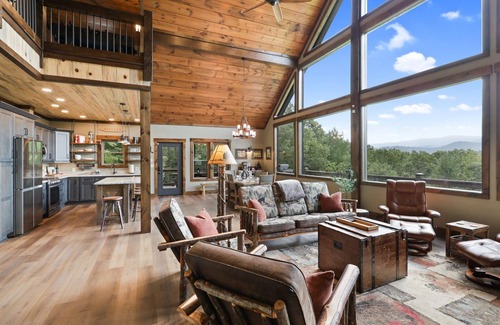 Foxfire Estates House | Mountain Bliss: Retreat to Barkada Cabin's Serene Escape. 2 ensuites, 3 Kings