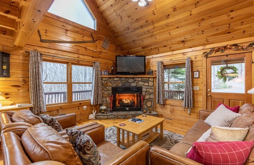 Fleetwood House | Mountain Breezes - Log Home with Hot Tub, Pool Table, Private, 10 mins to West Jefferson!