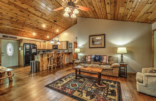 Murphy Cabin | Mountain Cabin - 3 BR w/Pool Table, Air Hockey & WiFi! Near Town! Discounts!