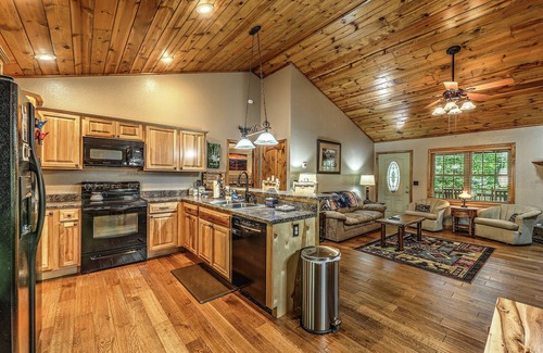 Murphy Cabin | Mountain Cabin - 3 BR w/Pool Table, Air Hockey & WiFi! Near Town! Discounts!