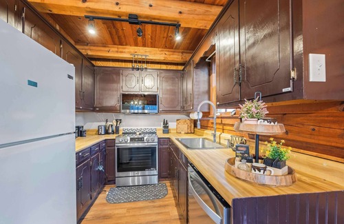 Cleveland House | Mountain Cabin~ 4 Br~Min to Helen~Fire Pit~Arcade