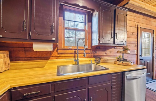 Cleveland House | Mountain Cabin~ 4 Br~Min to Helen~Fire Pit~Arcade