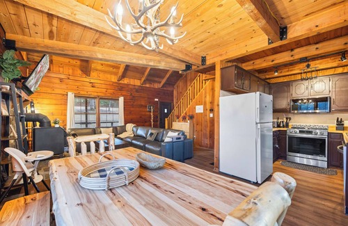 Cleveland House | Mountain Cabin~ 4 Br~Min to Helen~Fire Pit~Arcade