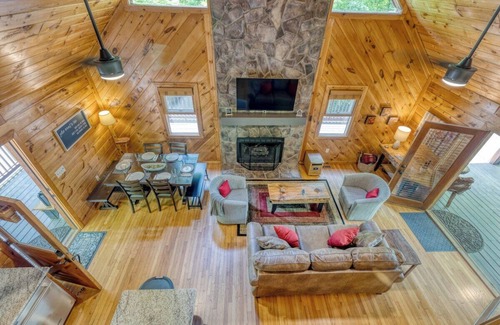Morganton Cabin | Mountain Cabin|Covered Deck|Hot Tub|Wifi|Gameroom
