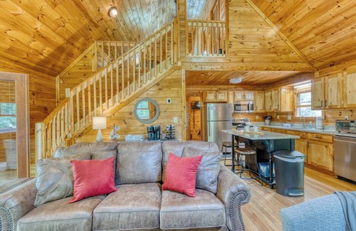 Morganton Cabin | Mountain Cabin|Covered Deck|Hot Tub|Wifi|Gameroom