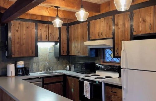 East Dover Ski Chalet | Mountain Chalet mins from Mt Snow Skiing/hiking