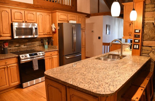 Laurel Ridge Ski Chalet | Mountain Chalet with Amazing Views in quiet setting, 2 kings, Pet Friendly