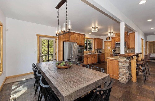 Castle Glen Estates Cabin | Mountain Chic by Destination Big Bear : Gorgeous Log Home Located in Castle Glen Estates! Game Room! Lake Views!