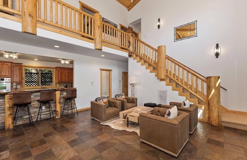 Castle Glen Estates Cabin | Mountain Chic by Destination Big Bear : Gorgeous Log Home Located in Castle Glen Estates! Game Room! Lake Views!