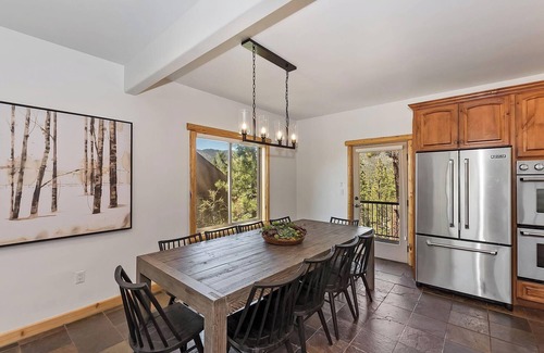 Castle Glen Estates Cabin | Mountain Chic by Destination Big Bear : Gorgeous Log Home Located in Castle Glen Estates! Game Room! Lake Views!