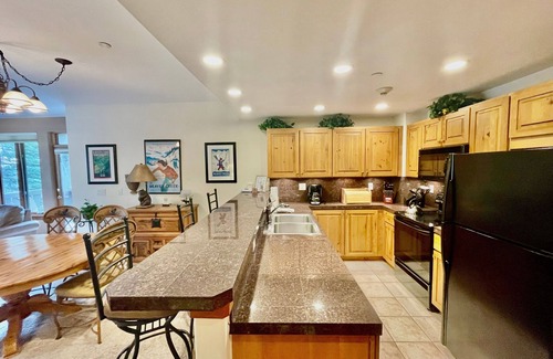 Edwards Condo | Mountain Condo + Fireplace & Private Balcony