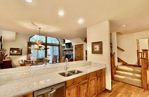 Edwards Condo | Mountain Condo + Fireplace & Private Balcony