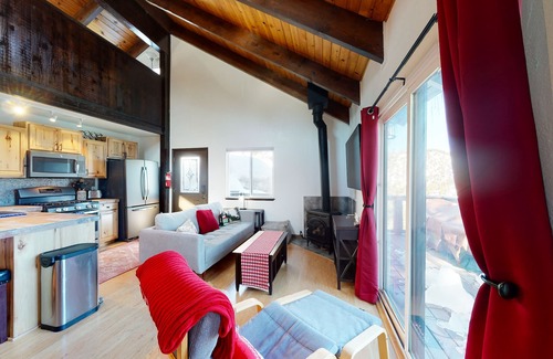 Tahoe Village Condo | Mountain condo near slopes with fireplace & high-speed WiFi, sleeps 6