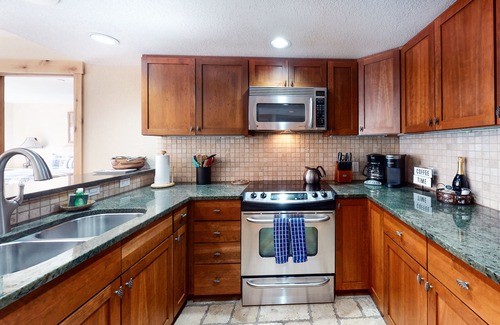 Beaver Creek Condo | Mountain Condo w/Balcony, Fireplace, Shared Pool, & Hot Tub - Walk to Lifts